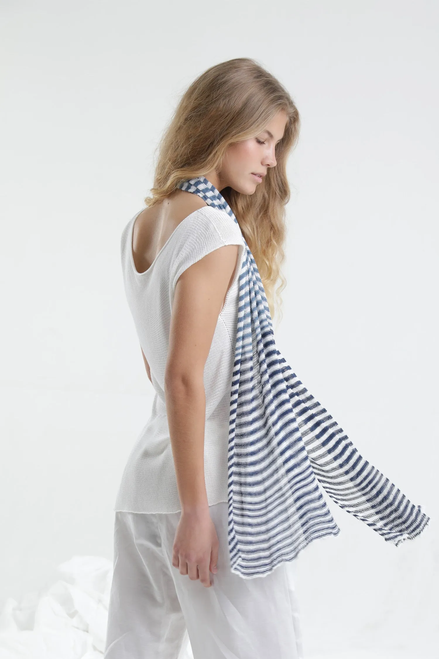 White Boat neck sleeveless knit top